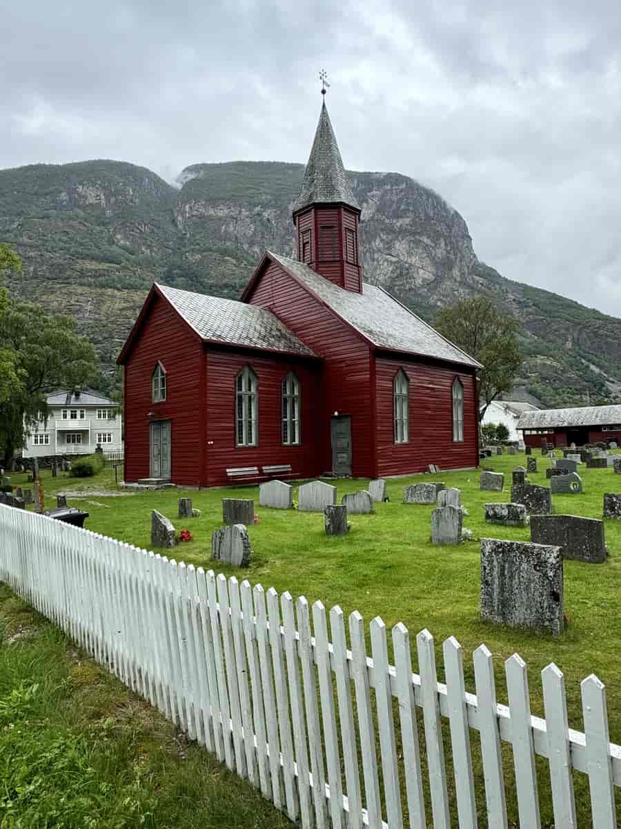 Tønjum kirke og middelalderske kirkegård.