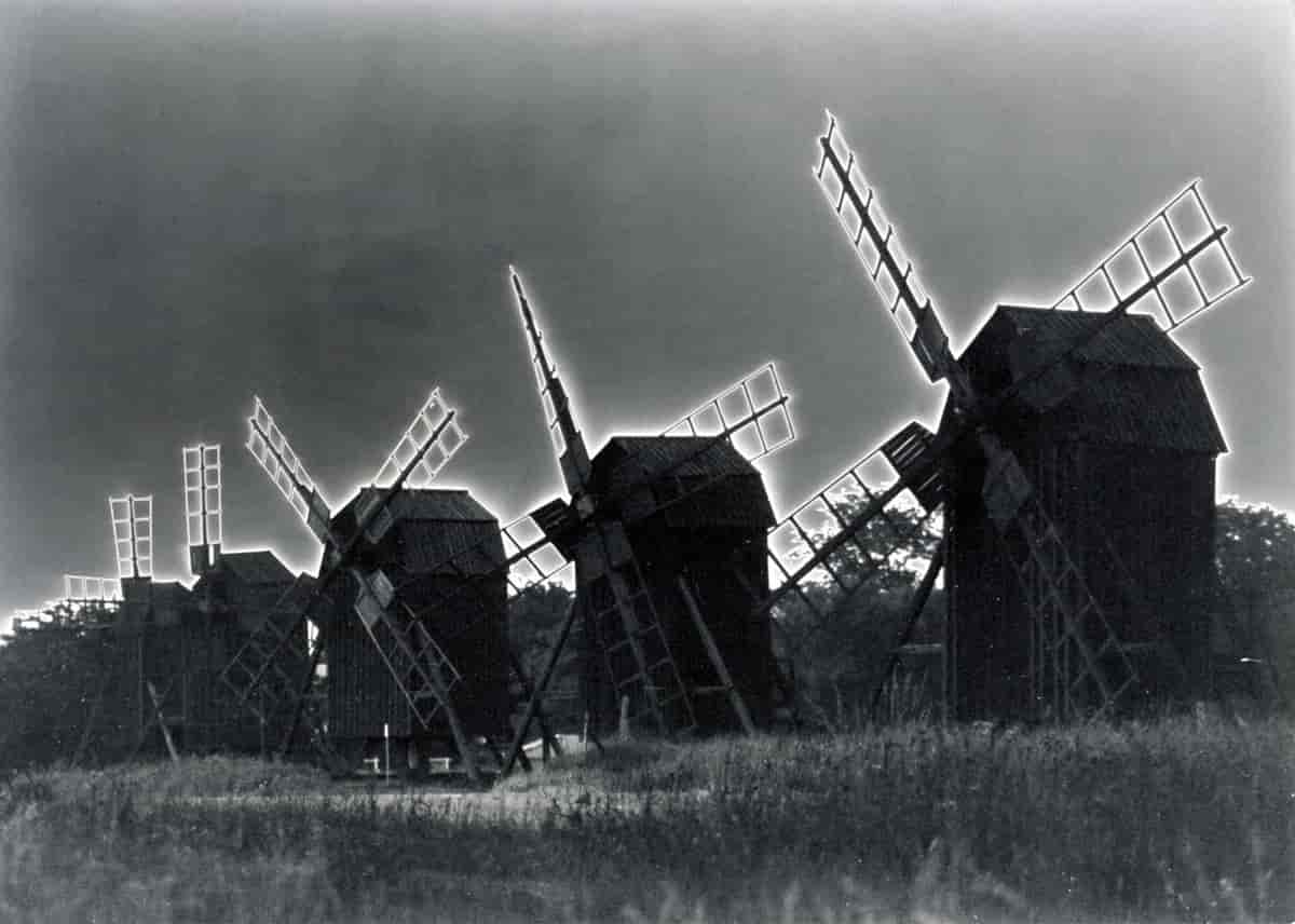 Vindmøller på Øland fotografert med Sabattier-effekt.