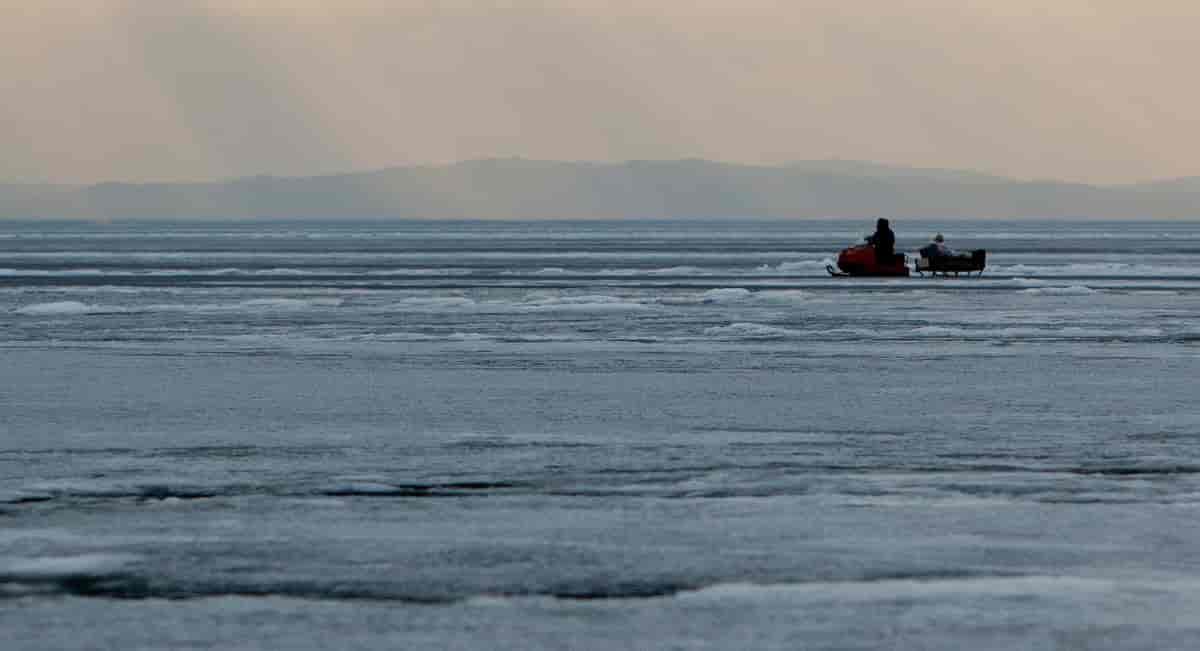 Bajkalsjøen. Største ferskvannssjø i Eurasia og verdens dypeste innsjø.