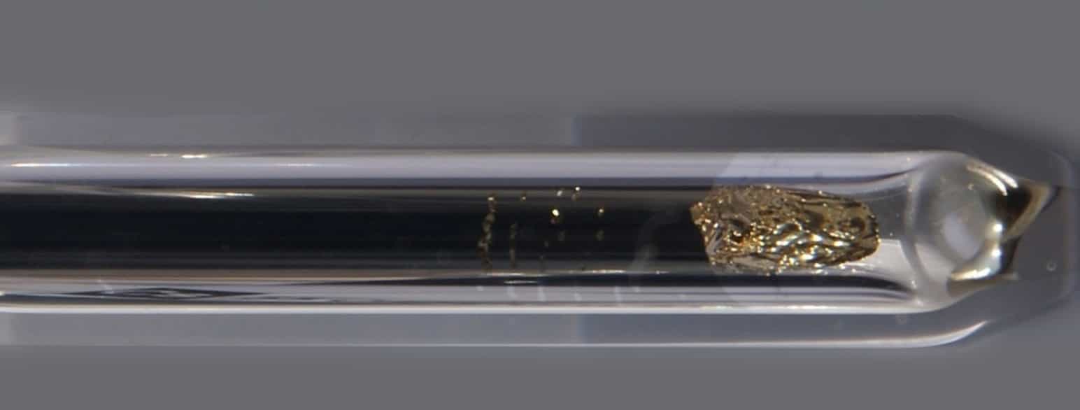 Cesium i glassbeholder (forstørret)