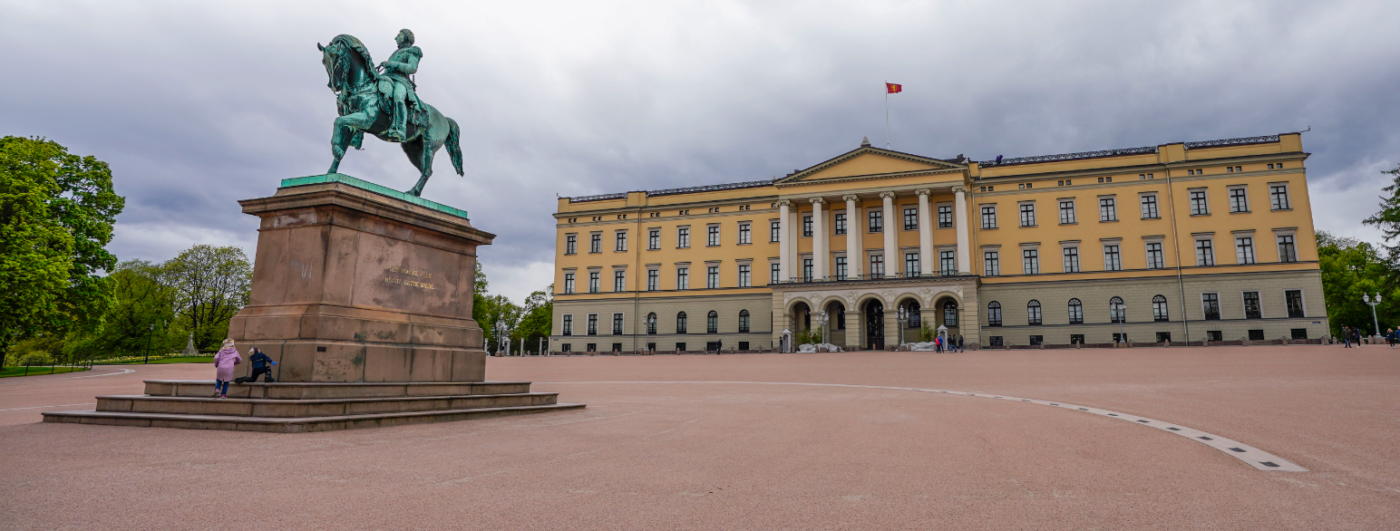 Slottet og Slottsplassen, med statuen av Karl Johan i front