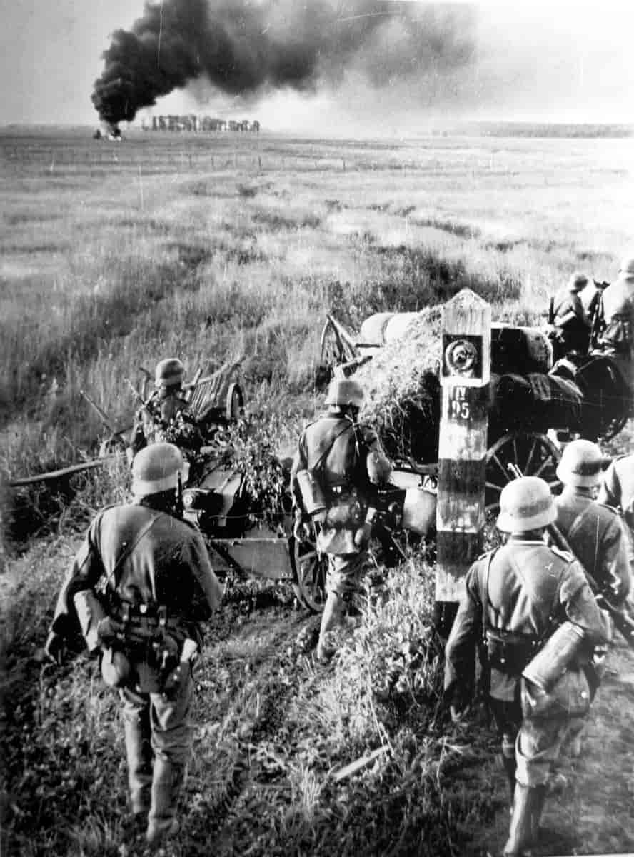 Tyske tropper krysser grensa til Sovjet