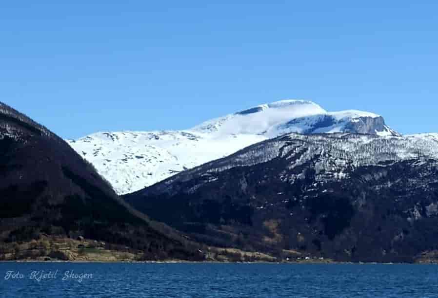 Lurfjelltinden, sett fra Beiarfjorden.