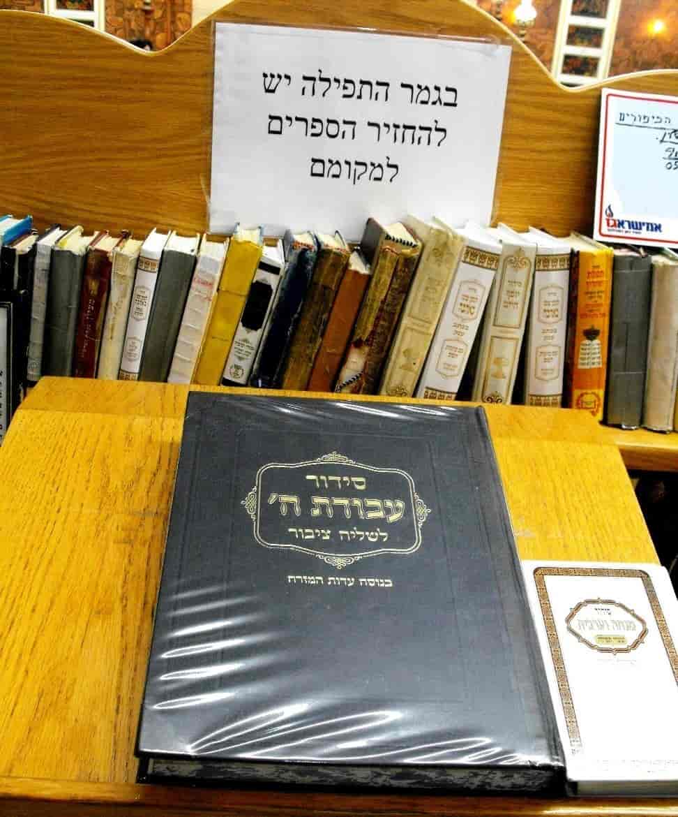 Bønnebøker i synagoge i Israel