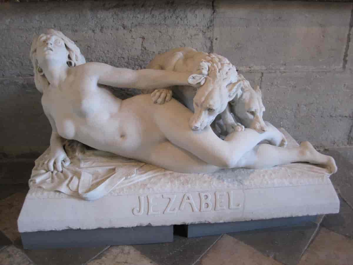 Statue av Jesabel som blir spist av hunder.