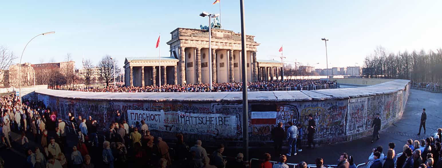 Berlin 1989. Berlinmuren med Brandenburger Tor i bakgrunnen.