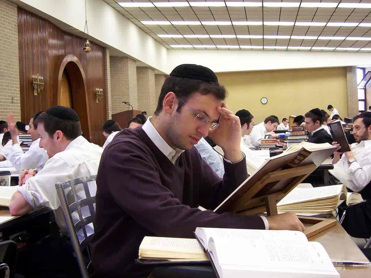 Unge menn studerer Talmud