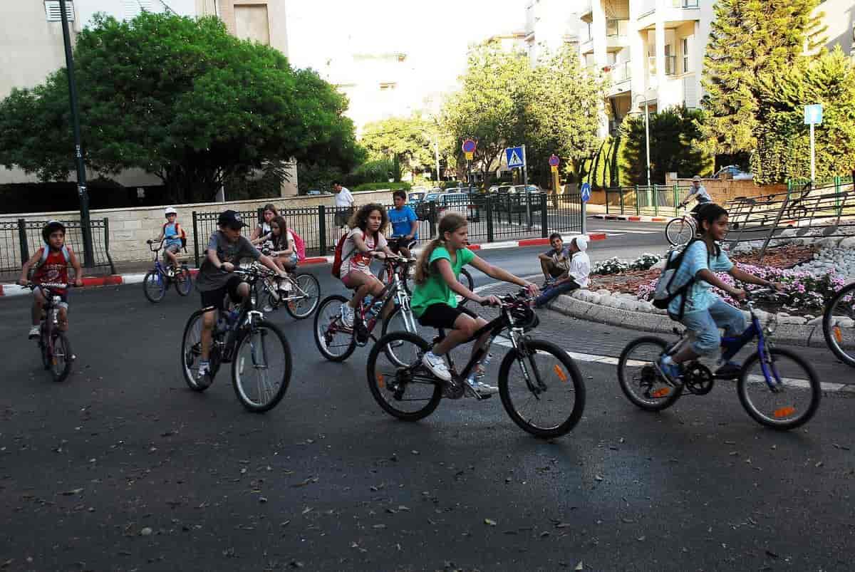 Israelske barn sykler på yom kippur