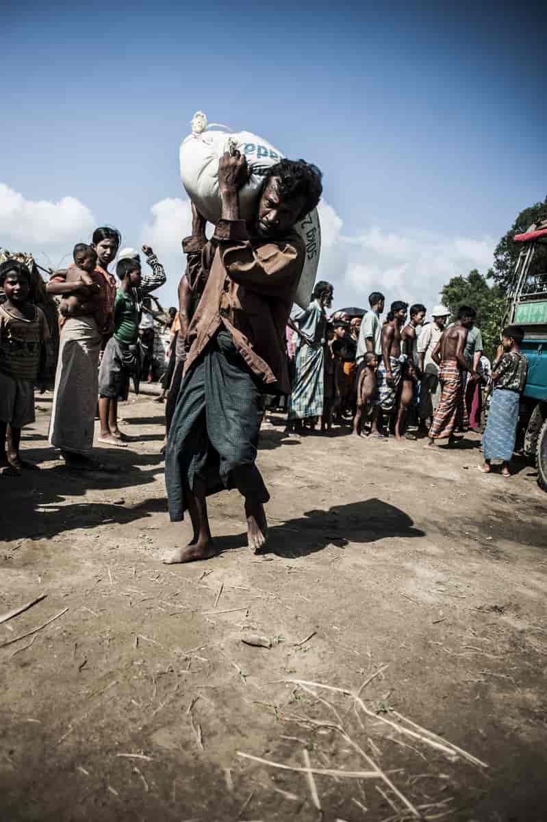 Matutdeling til rohingya-flyktninger