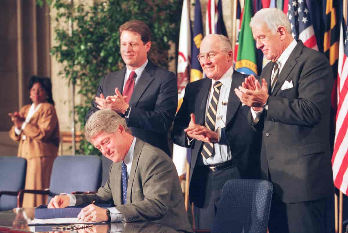 Clinton signerer NAFTA