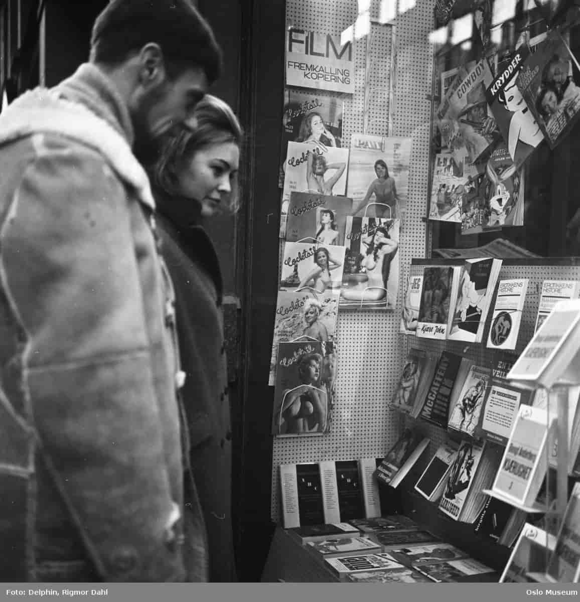 Mann og kvinne ser på vindusutstilling med erotiske blader i Oslo, 1966