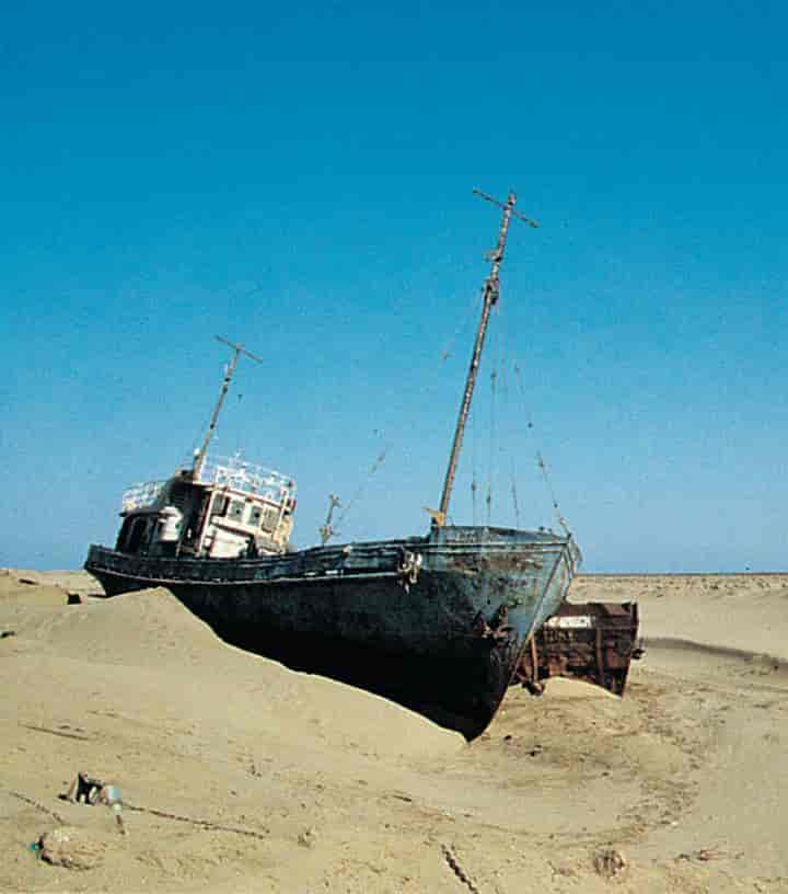 Aralsjøen (fiskebåt i sand)