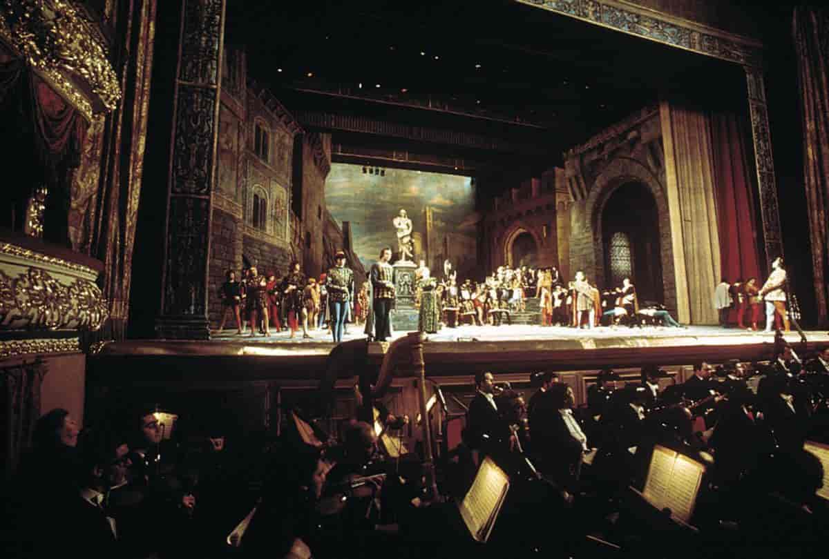 Bolsjoj-teatret (orkestergrav og scene)