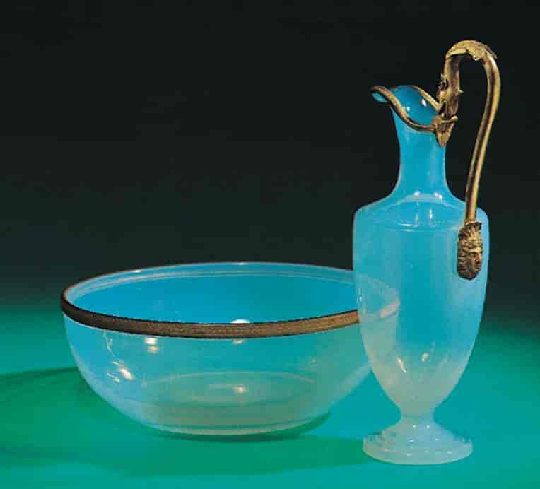 Glasskunst (Historikk) (kanne og fat i opalglass)