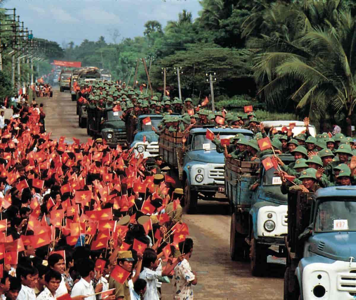 vietnamesiske soldater drar