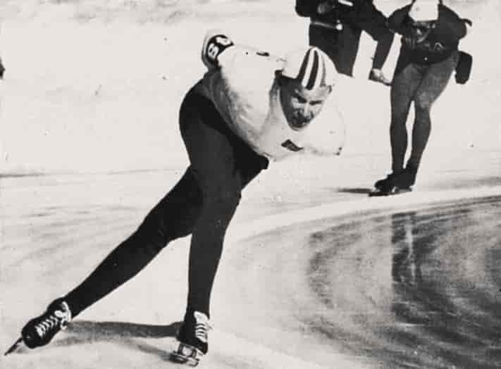 Knut Johannessen på skøyter på en skøytebane.