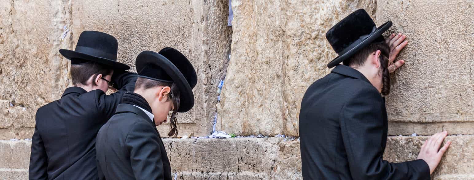 Ultraortodokse jøder ved Vestmuren i Jerusalem