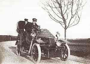 Otto Julius Bierbaum i sin cabrio Adler i 1902