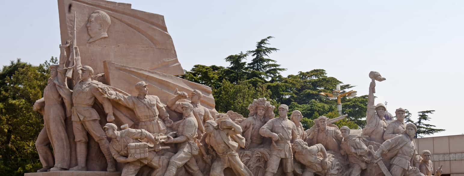Skulptur av kjempande soldatar ved Mao Zedongs mausoleum