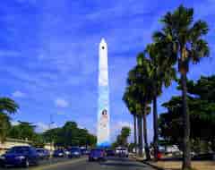 El Obelisco i Santo Domingo. Bygget til ære for diktatoren Trujillo, men senere dekorert og omgjort til en hyllest til dem som sloss mot ham, inkludert Mirabal-søstrene.