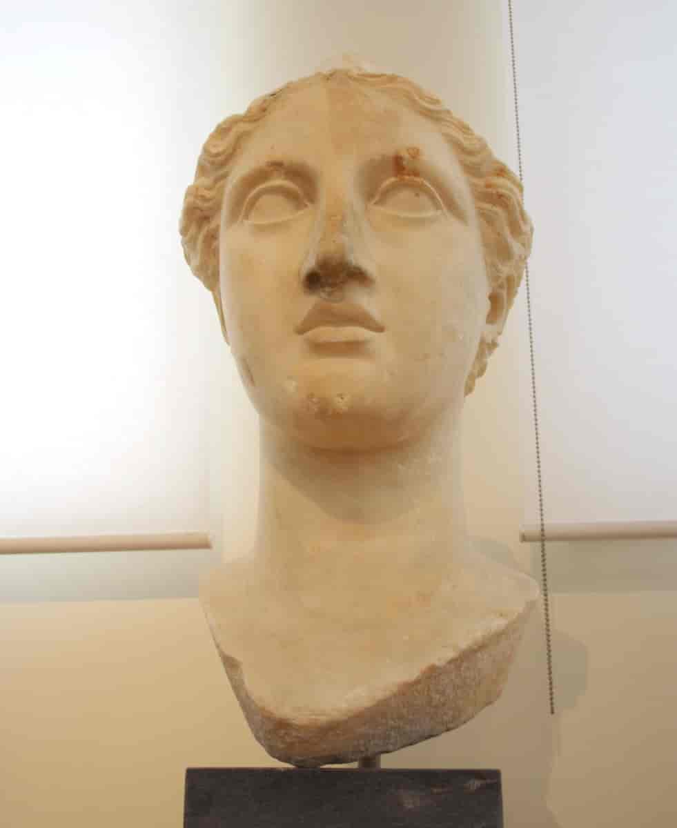 Hode til en akrolitt statue av gudinnen Atene i pentelisk marmor, funnet ved Kerameikos, Aten og datert ca. 29-19 fvt.Tilhører samlingene i Det Arkeologiske Nasjonalmuseet i Aten.