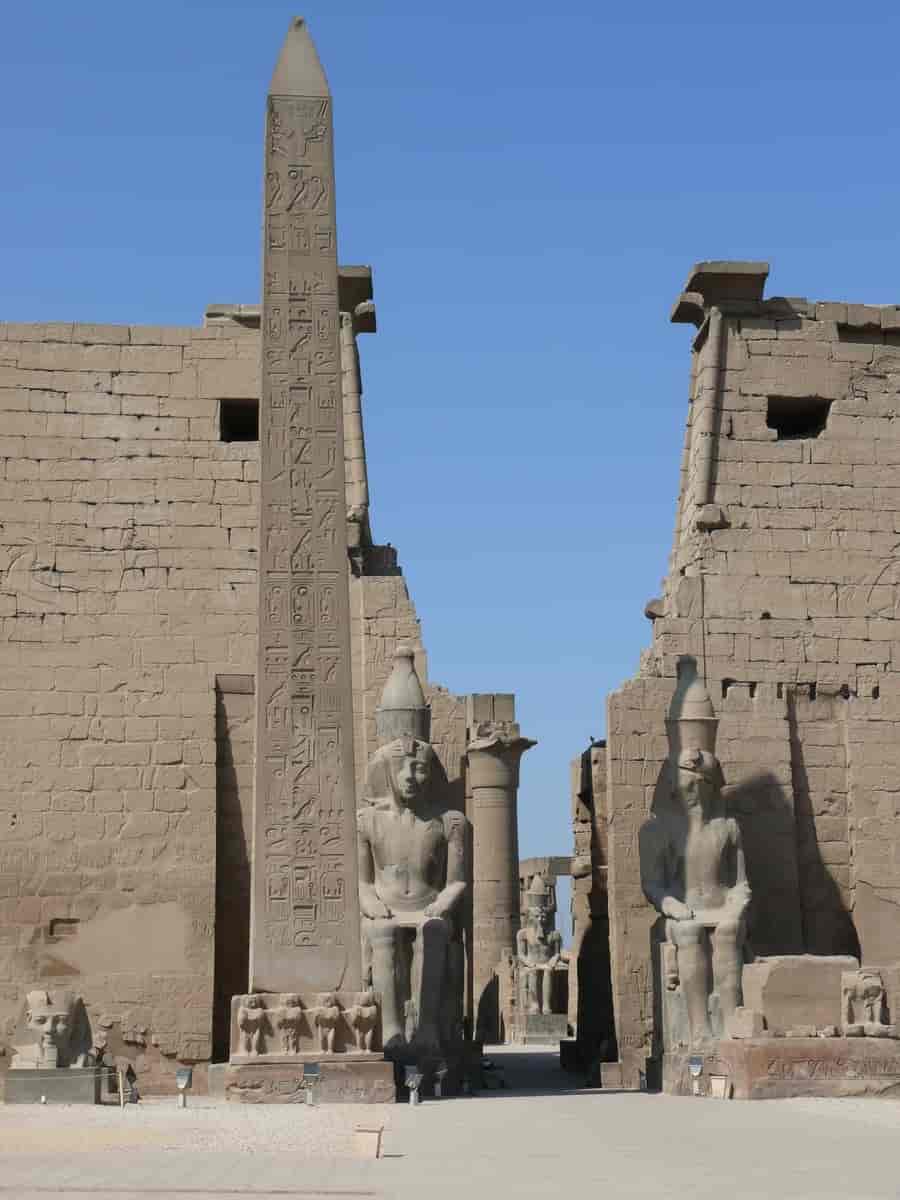 Den gjenværende tvillingobelisken ved inngangangen til Karnaktemplet i Luxor.