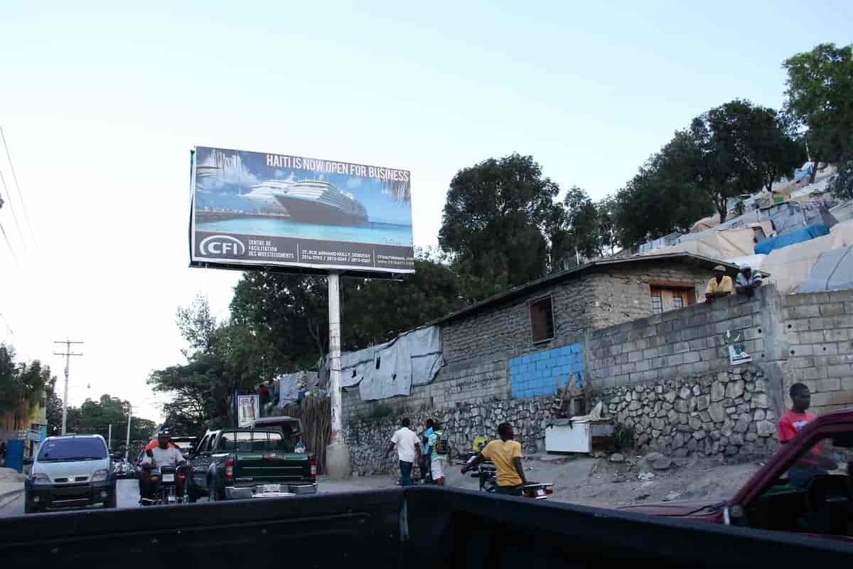 2013 i Port-au-Prince, kontrastenes by. "Haiti is now open for business" og en teltby med husløse etter jordskjelvet.