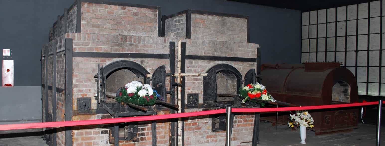 Krematoriumsovnene i Stutthof med nedlagte blomster, 2010