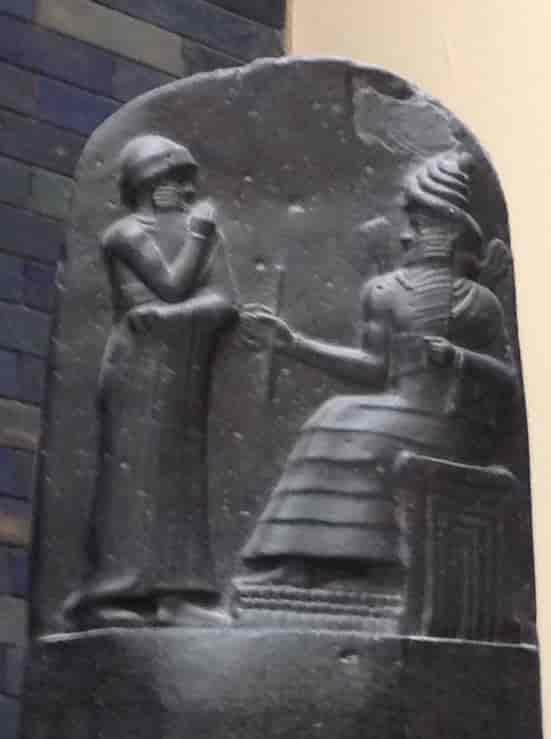 Toppen av Hammurabis Stele. Viser Hammurabi foran solguden Shamash.