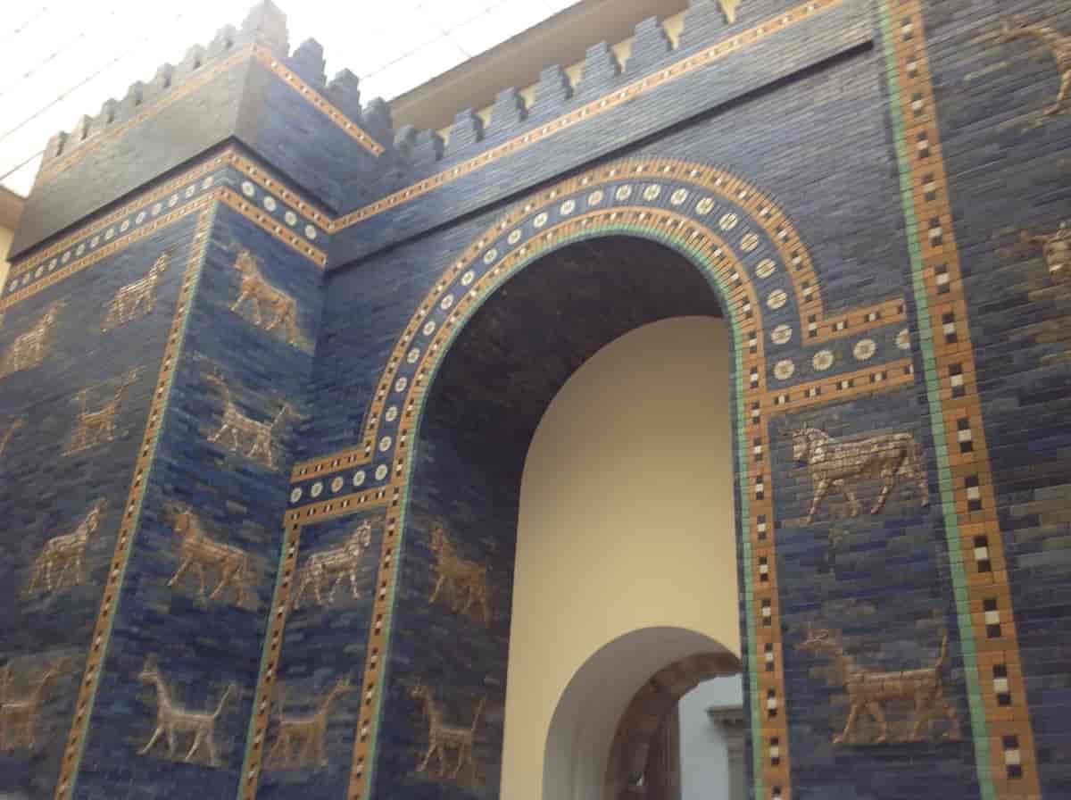 Del av Ishtar-porten, rekonstruert med originale materialer.