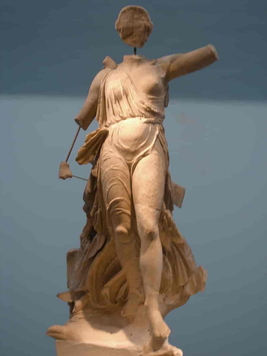 Seiersgudinnen Nike, ca. 420 fvt.; fragmentert marmor fra Paros, 2,16 m., opprinnelig ca.3m., plassert på en 9m. høy pidestall. Befinner seg i det arkeologiske museum i Olympia, Hellas.
