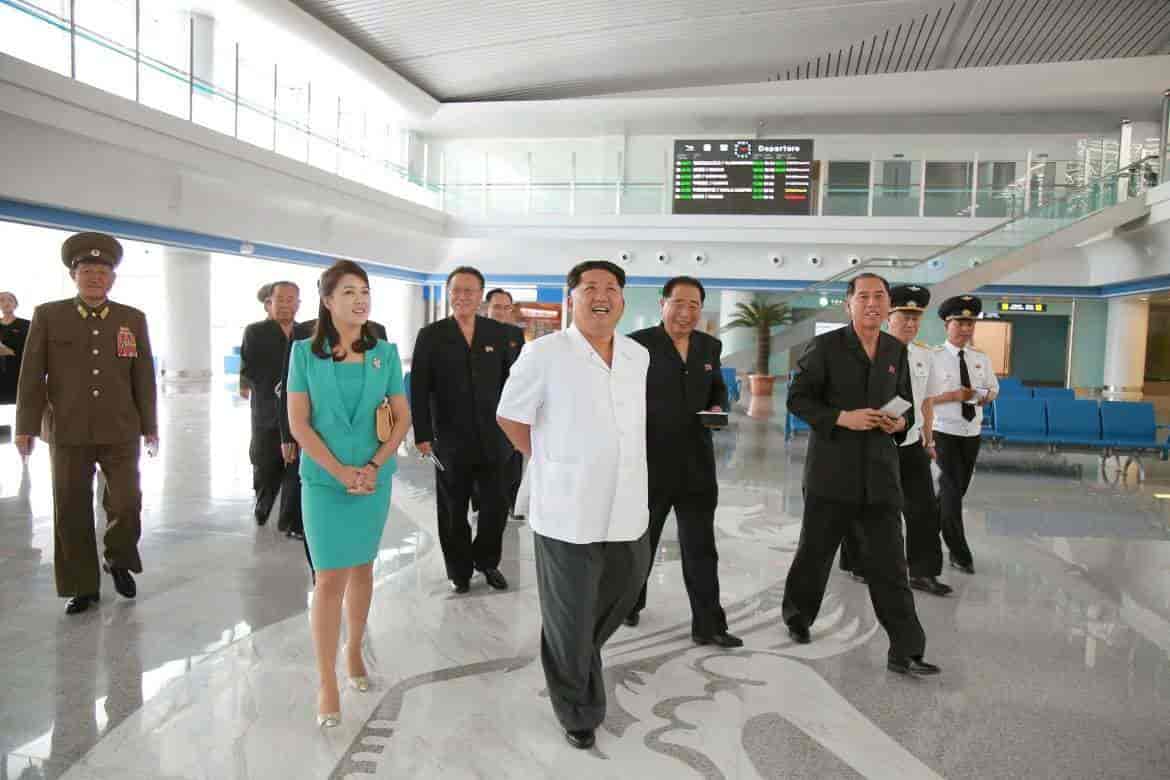 Kim Jong-un inspiserer den nye flyplassen i 2015