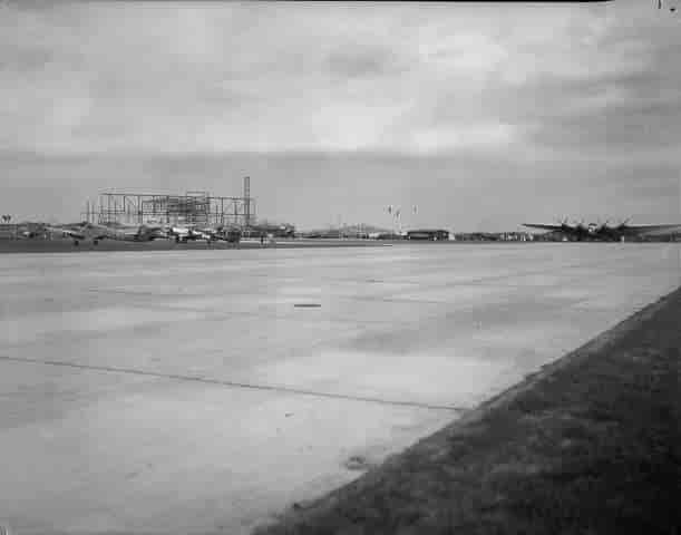 Åpningen av Sola lufthavn i 1937. Til høyre Lufthansa Junker G-38