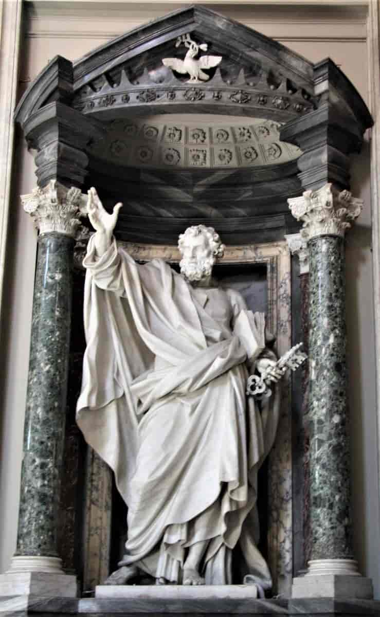 Statue av Peter med nøkkelen i Basilica San Giovanni in Laterno i Roma
