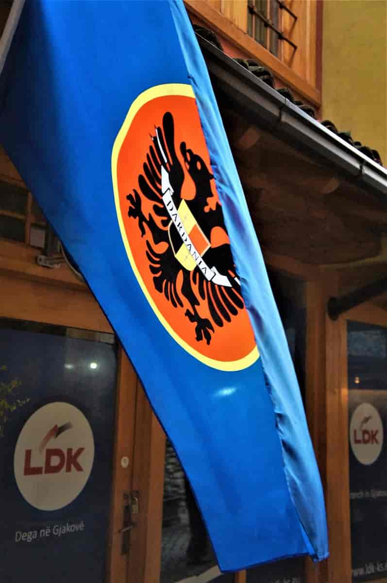 LDKs partisymboler i Gjakova, Kosovo (2013).
