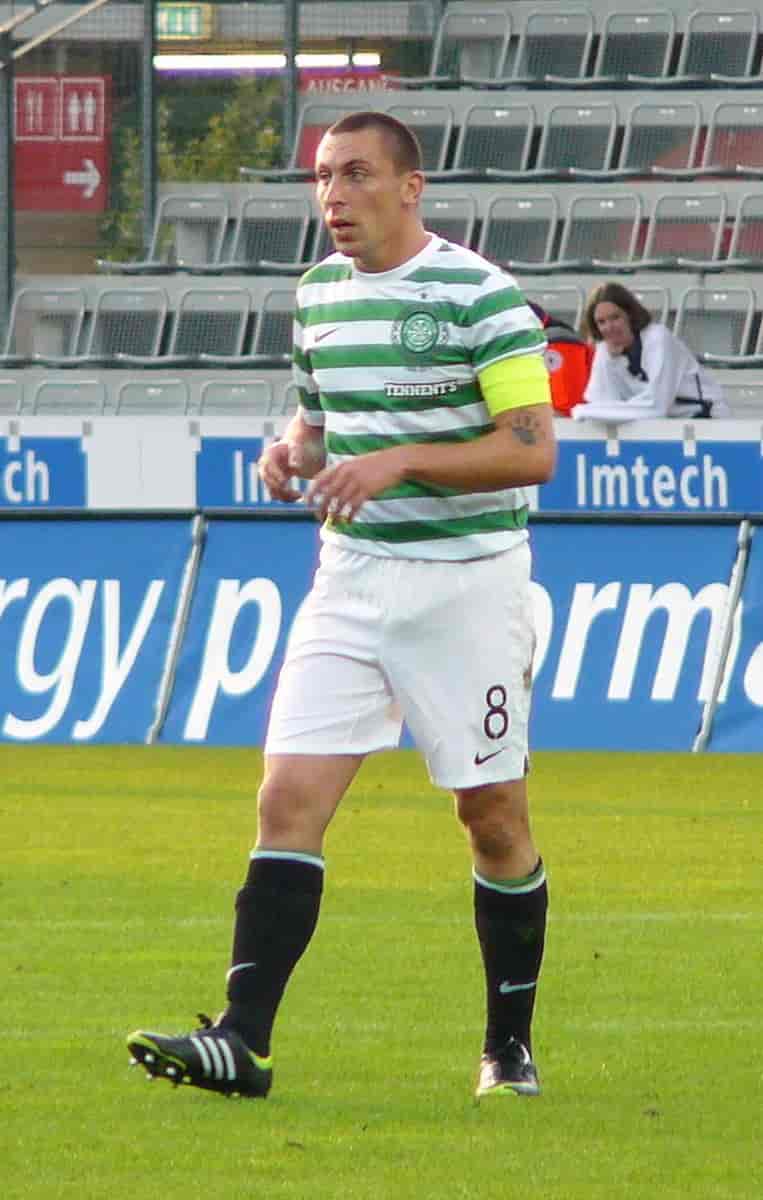 Scott Brown med kapteinsbindet for Celtic (i klubbens hjemmedrakt) 17. juli 2012