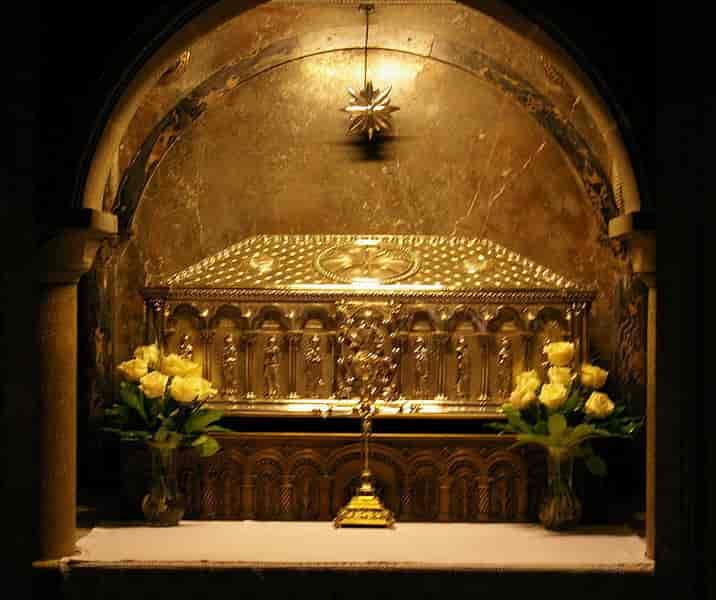 Skrinet med relikviene av Jakob den eldre i krypten under katedralen i Santiago de Compostela