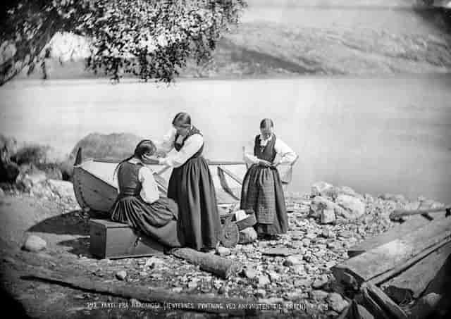 Jenter pynter seg før de drar i kirken. Ca 1870
