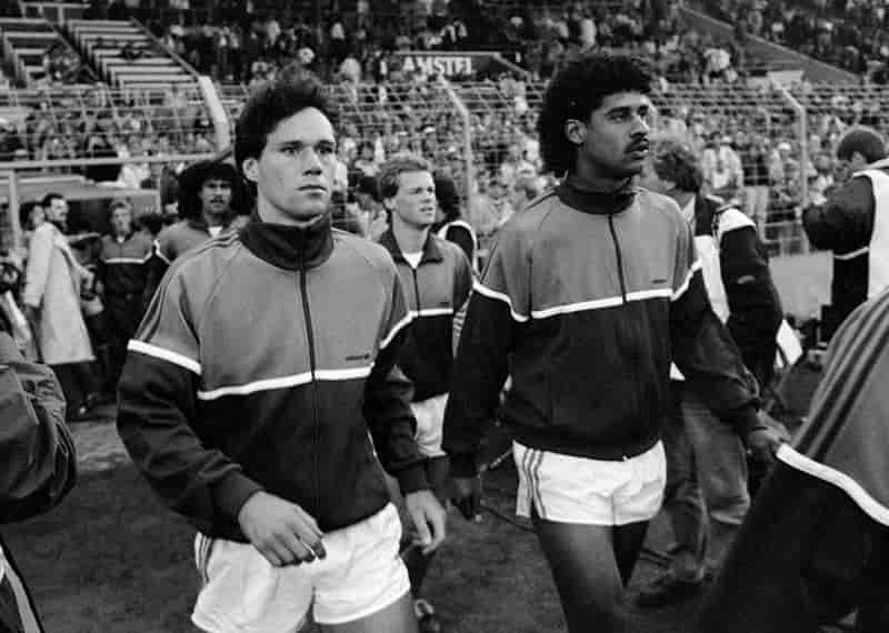 Marco van Basten og Frank Rijkaard under en vm-kvalifiseringskamp mellom Nederland og Wales (14. september 1988).