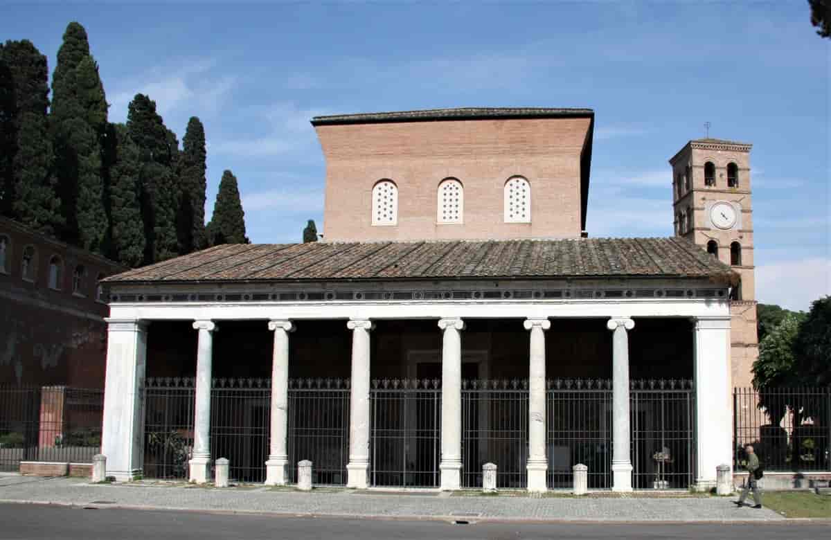 Basilica Papale di San Lorenzo fuori le Mura er St. Laurentius' gravkirke i Roma. Fasaden ble ødelagt under siste verdenskrig, men ble bygd opp igjen.
