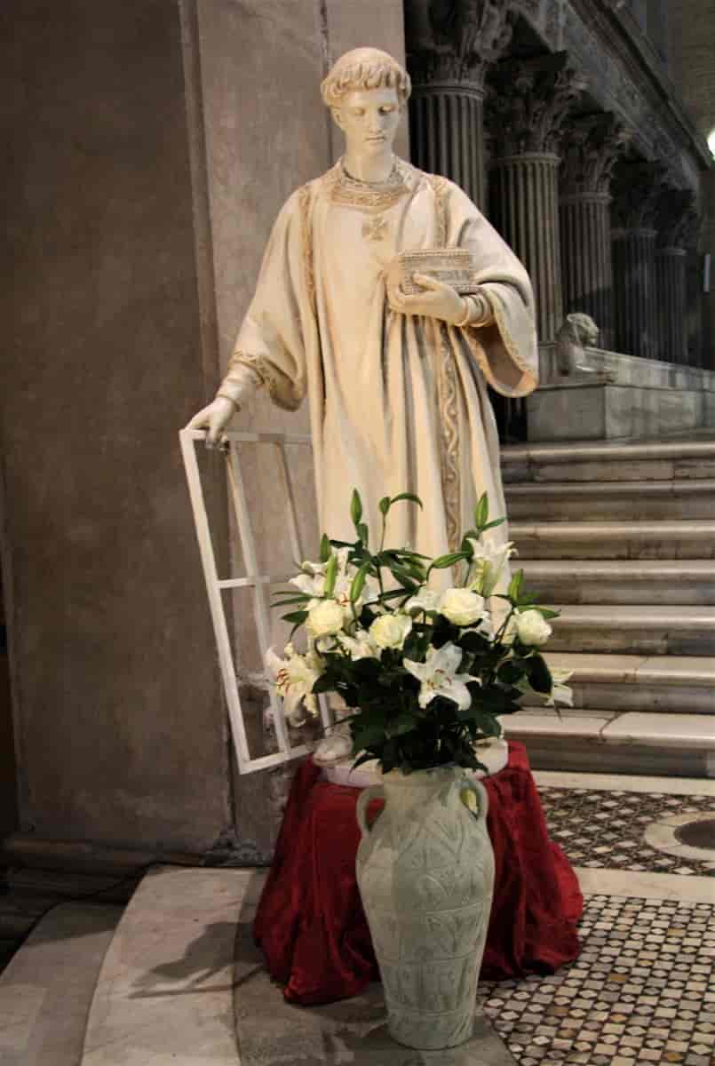 En statue av St. Laurentius med risten i Basilica Papale di San Lorenzo fuori le Mura i Roma