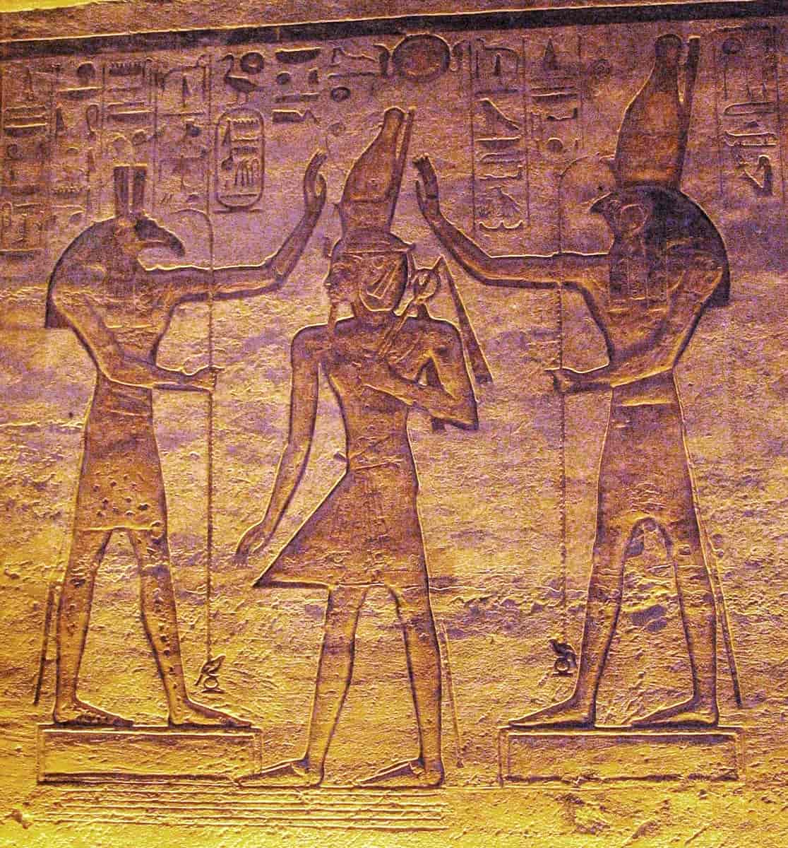 Seth og Horus støtter farao