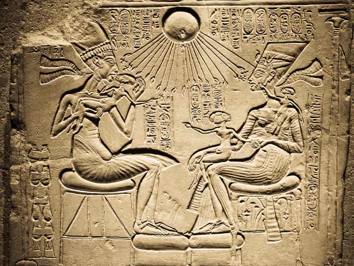 Akhenaten og Nefertiti med solguden Aten over
