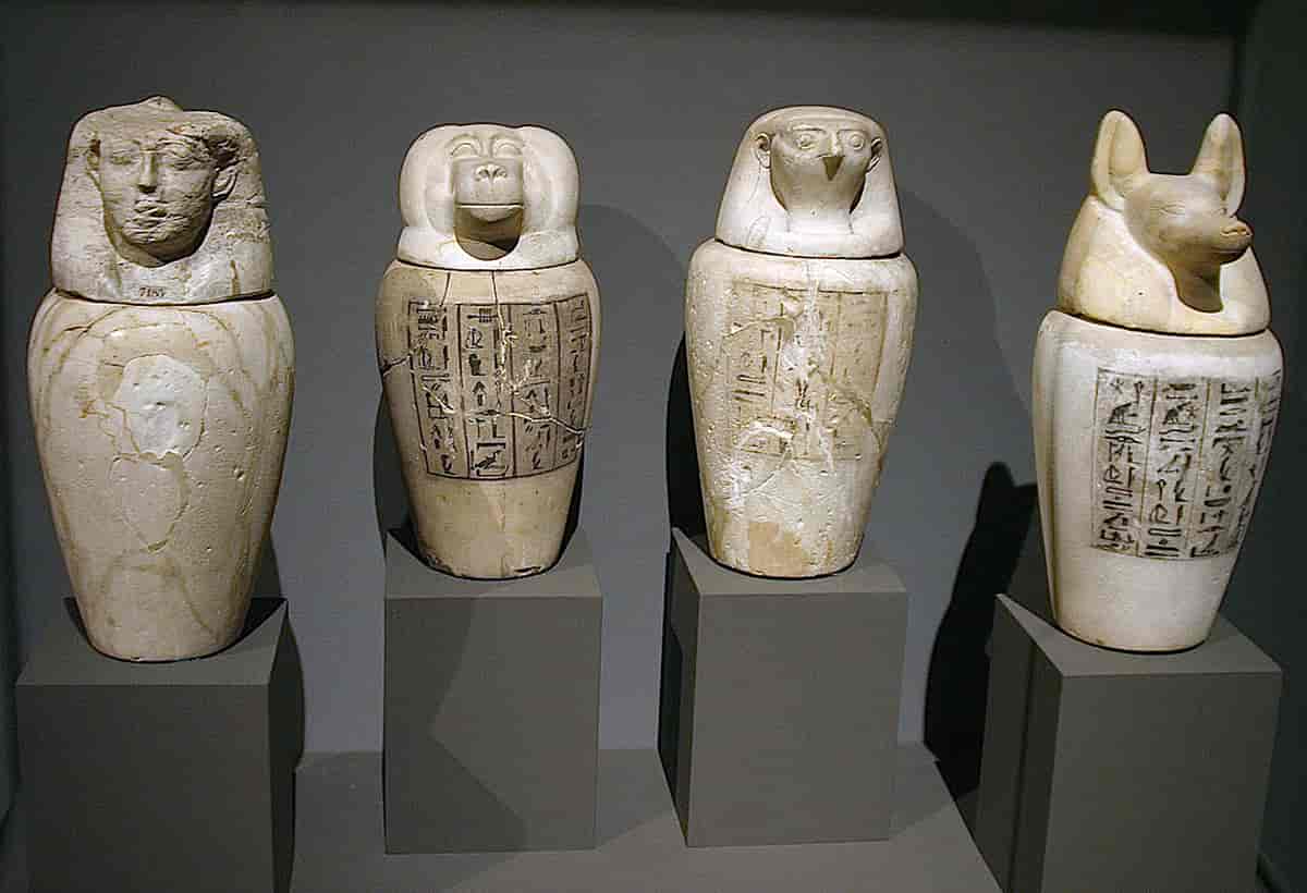 kanoper med symbolene for Horus' fire sønner