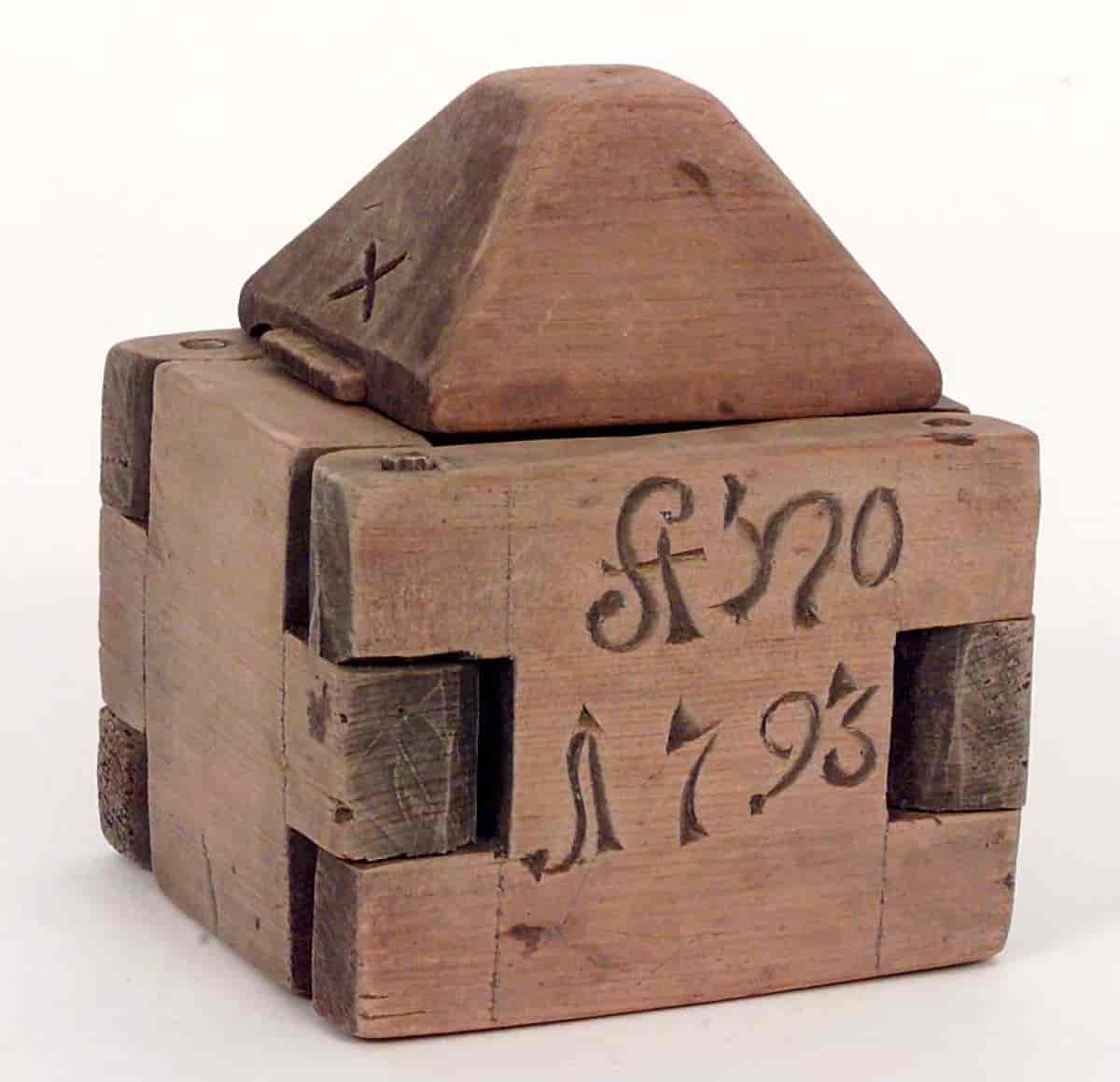 Smørform av vanlig type fra Røros, datert 1793