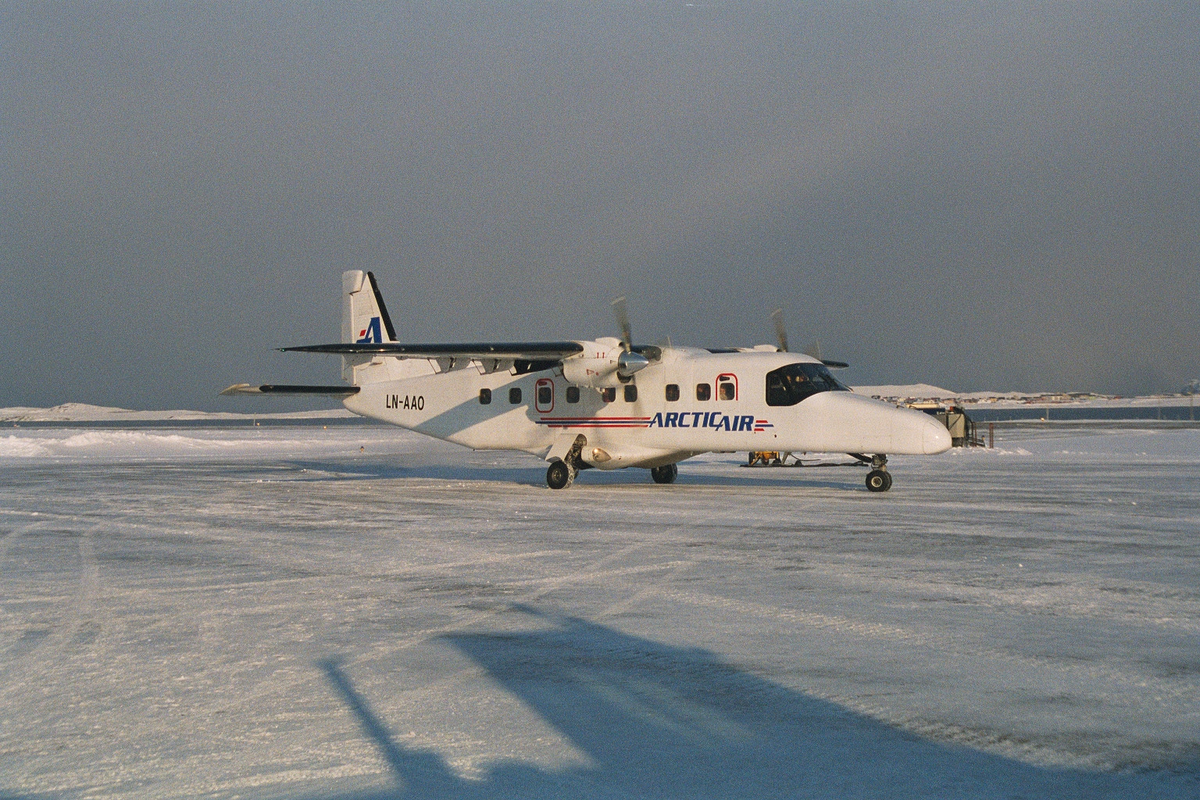 Arctic Air's Dornier 228-201 LN-AAO i Vardø