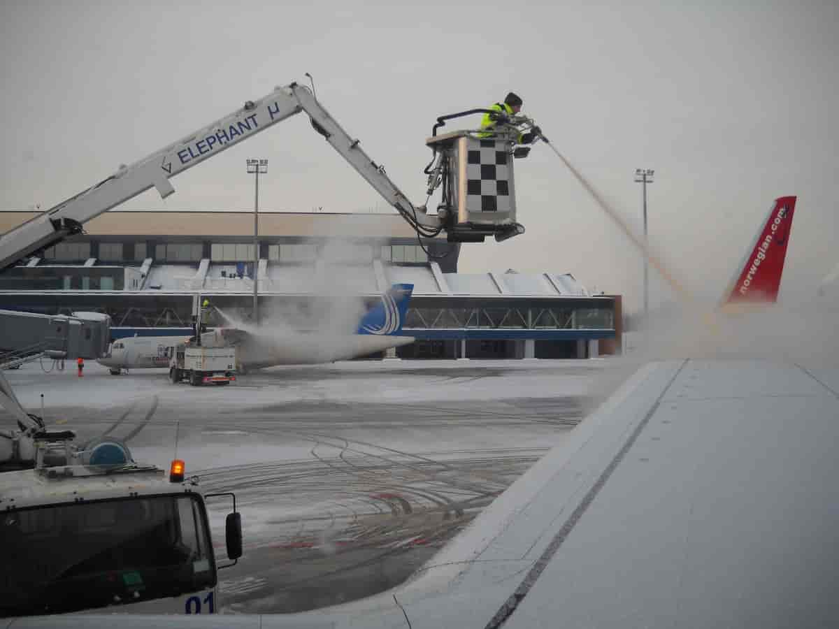 Deicing av Norwegian B-737-800 i Tallinn