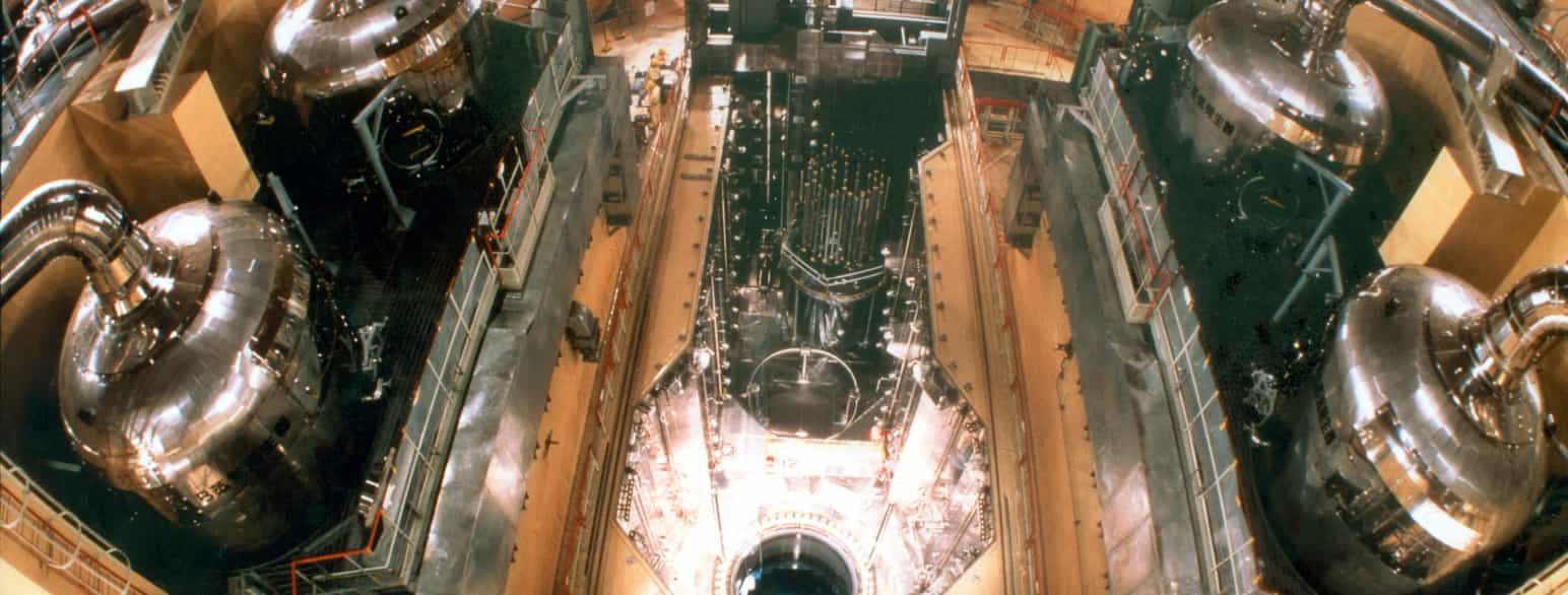 Innsiden av en Mitsubishi-reaktor i Tsuruga, Japan