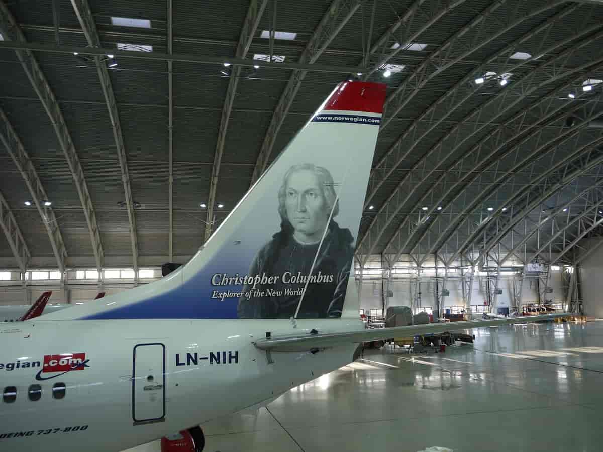Norwegian LN-NIH i hangar på Gardermoen/OSL