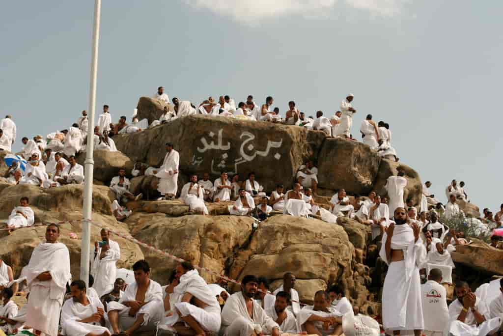 Hvitkledde pilegrimer samles ved Mina under id al-adha.